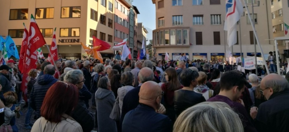 L'Italia che resiste'' riempie piazza Battisti: i manifestanti Prima di tutto le persone''